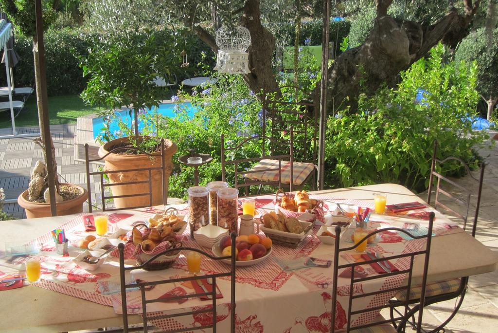 Table De Fred Hotel Le Plan-de-la-Tour ภายนอก รูปภาพ